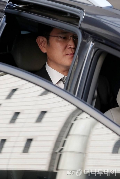 박근혜 전 대통령과 최순실씨에게 뇌물을 준 혐의로 재판에 넘겨진 이재용 삼성전자 부회장이 25일 오전 서울 서초구 서울고등법원에서 열린 파기환송심 첫 공판을 마친 뒤 차량에 탑승하고 있다. /사진=김창현 기자