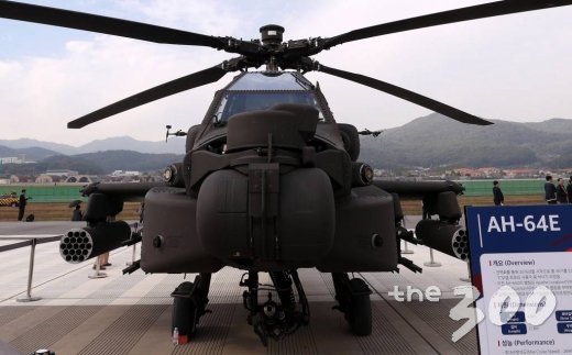 지난 15~20일 성남 서울공항에서 열린 서울 국제 항공우주 및 방위산업 전시회(서울 ADEX 2019) 야외 전시장에 아파치 헬기가 전시돼 있는 모습 / 사진=김휘선 기자 hwijpg@