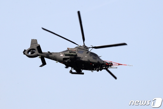(성남=뉴스1) 조태형 기자 = 지난 15~20일 성남 서울공항에서 열린 서울 국제 항공우주 및 방위산업 전시회 2019(서울 ADEX 2019)'프레스 데이'(언론초청 설명회)에서 소형무장헬기(LAH)가 공개 시험비행을 하는 모습 / 사진 = 뉴스1