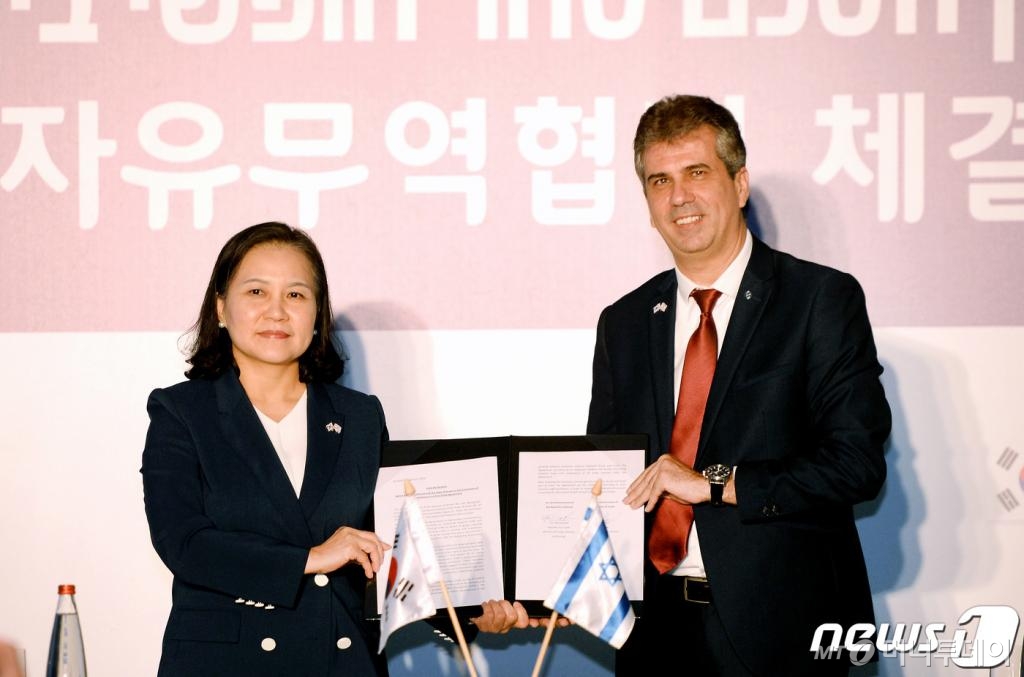 유명희 산업통상자원부 통상교섭본부장이 21일 오후(현지시간) 이스라엘 예루살렘 오리엔트호텔에서 엘리 코헨(Eli Cohen) 이스라엘 경제산업부 장관과 양국 관계자 200여명이 참석한 가운데 '한-이스라엘 자유무역협정(FTA) 협상 타결 공동선언식'을 갖고 있다. (산업통상자원부 제공) 2019.8.21/사진=뉴스1