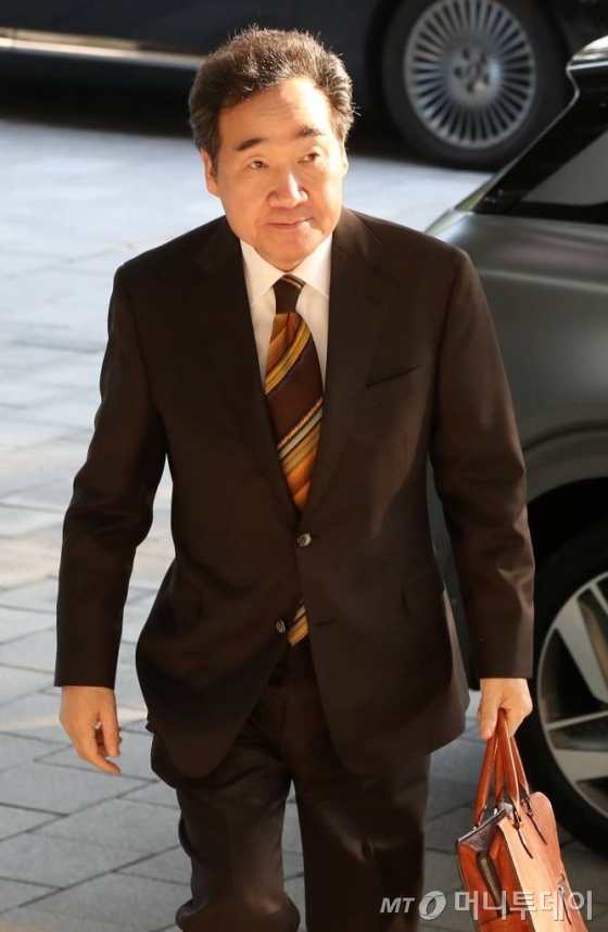 【서울=뉴시스】박주성 기자 = 임기 881일째를 맞는 이낙연 국무총리가 28일 오전 서울 세종로 정부서울청사로 출근하고 있다. 이낙연 국무총리는 2017년 5월 10일 문재인 정부의 초대 국무총리 후보자로 지명돼 국회 인사청문회를 거쳐 5월 31일 임기를 시작했다. 이 총리는 1987년 대통령 직선제 도입 이후 '최장수 총리'가 됐다. 2019.10.28.   park7691@newsis.com