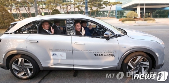 (화성=뉴스1) 사진공동취재단 = 이낙연 국무총리가 30일 오후 경기도 화성 현대기아자동차기술 연구소를 방문해 정의선 현대자동차그룹 수석부회장와 함께 자율주행수소전기차를 탑승하고 있다. 2019.1.30/뉴스1  <저작권자 ⓒ 뉴스1코리아, 무단전재 및 재배포 금지>