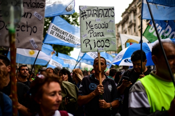 아르헨티나 수도 부에노스아이레스의 상점 앞에 다리를 다친 한 남성이 누워있다/사진=로이터
