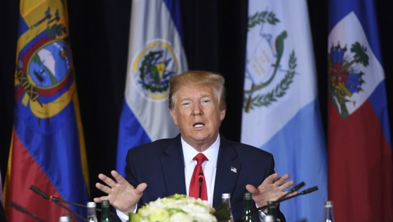 23일(현지시간) 칠레 수도 산티아고에서 시위대가 방화를 벌이는 모습. /사진=AFP<br>