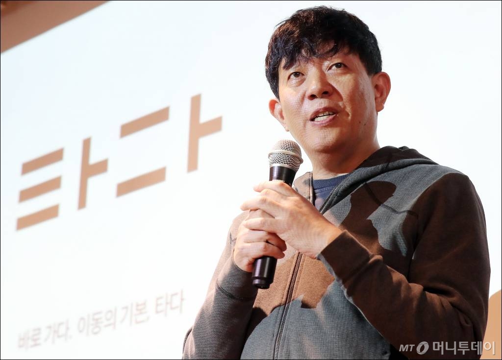 쏘카 이재웅 대표가 21일 오전 서울 성동구 헤이그라운드에서 열린 택시시 협업 모델 '타다 프리미엄' 미디어 데이에서  취재진 질의에 답하고 있다. / 사진=김창현 기자 chmt@