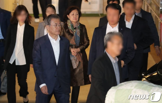 문재인 대통령이 29일 오후 부산 중구의 한 병원에서 모친 강한옥 여사의 임종을 지켜본 후 빈소로 이동하고 있다. 청와대는 문재인 대통령의 모친 강한옥 여사가 29일 부산 시내의 한 병원에서 별세했다고 전했다. 향년 92세. / 사진제공=뉴스1