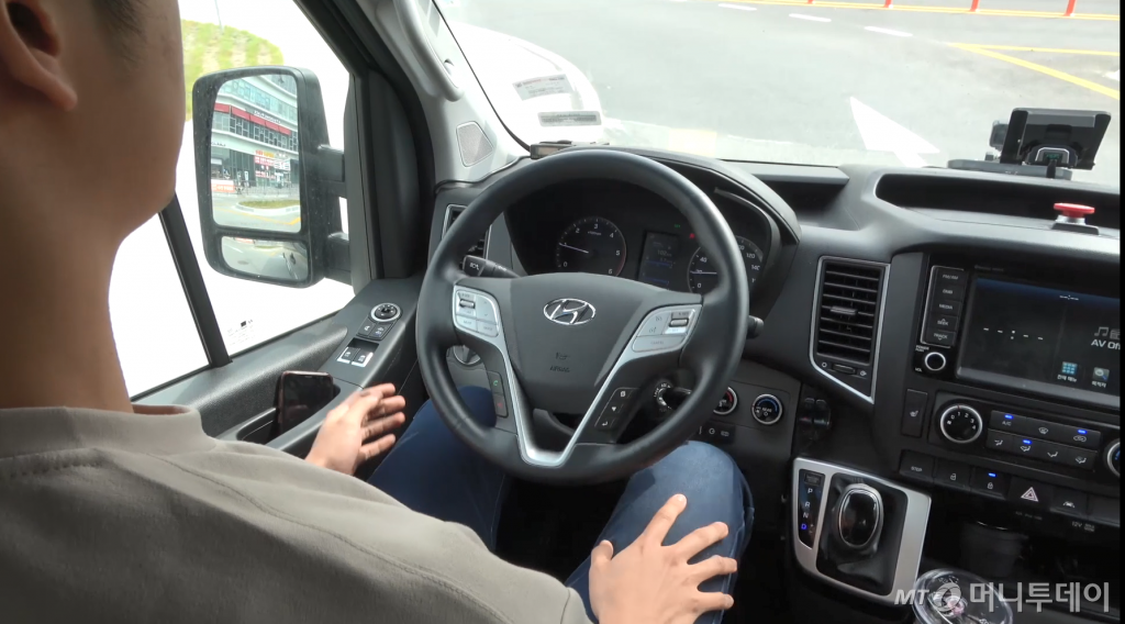 자율주행버스 자동모드, 운전자가 핸들을 잡고 있지 않아도 자동으로 운행한다. /사진제공=국토교통부