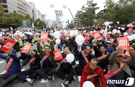 지난 23일 서울 여의도 국회의사당 앞에서 열린 서울개인택시조합 '타다 OUT! 상생과 혁신을 위한 택시대동제'에서 조합원들이 구호를 외치고 있다. /사진=뉴스1.