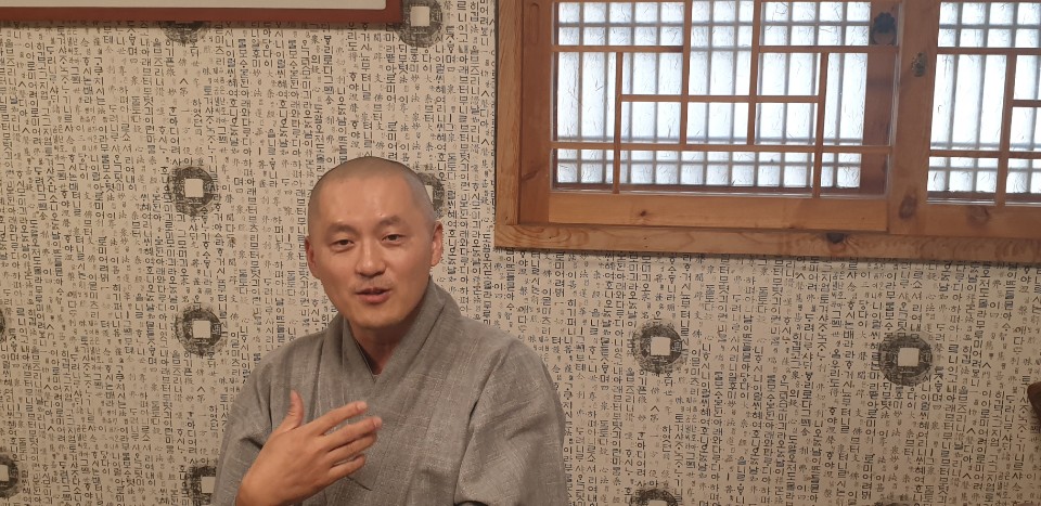 29일 서울 인사동의 한 음식점에서 열린 신간 '질문이 멈춰지면 스스로 답이 된다' 간담회에서 원제 스님이 질문에 대답하고 있다. 지난 13년의 수행일기를 모은 이 책에서 원제 스님은 '나'보다 '전체'를 보는 삶에 주목하라고 말한다. /사진=김고금평 기자