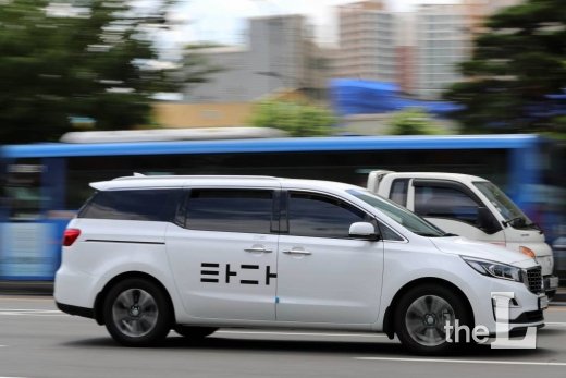 승합차 호출서비스 타다의 '불법 논란'이 불거지는 가운데 8일 오후 '타다' 서비스 차량이 서울시내를 달리고 있다. / 사진=임성균 기자 tjdrbs23@