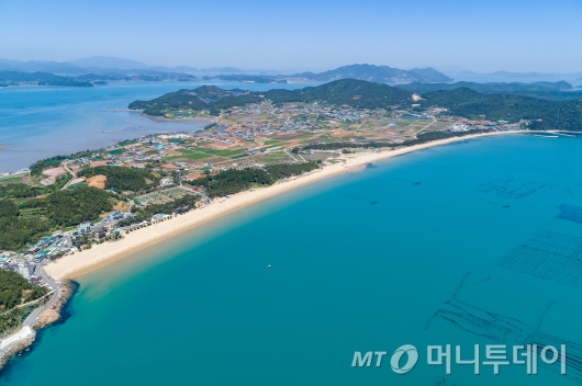 산소음이온 발생량이 높은 완도군 신지면 명사십리해수욕장 전경. 사진제공=완도군.