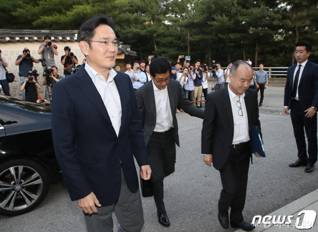 이재용 삼성전자 부회장과 손정의 일본 소프트뱅크 회장이 지난 7월4일 오후 서울 성북구 한국가구박물관으로 국내 기업 총수들과의 만찬 회동을 위해 함께 도착하고 있다. /사진=뉴스1