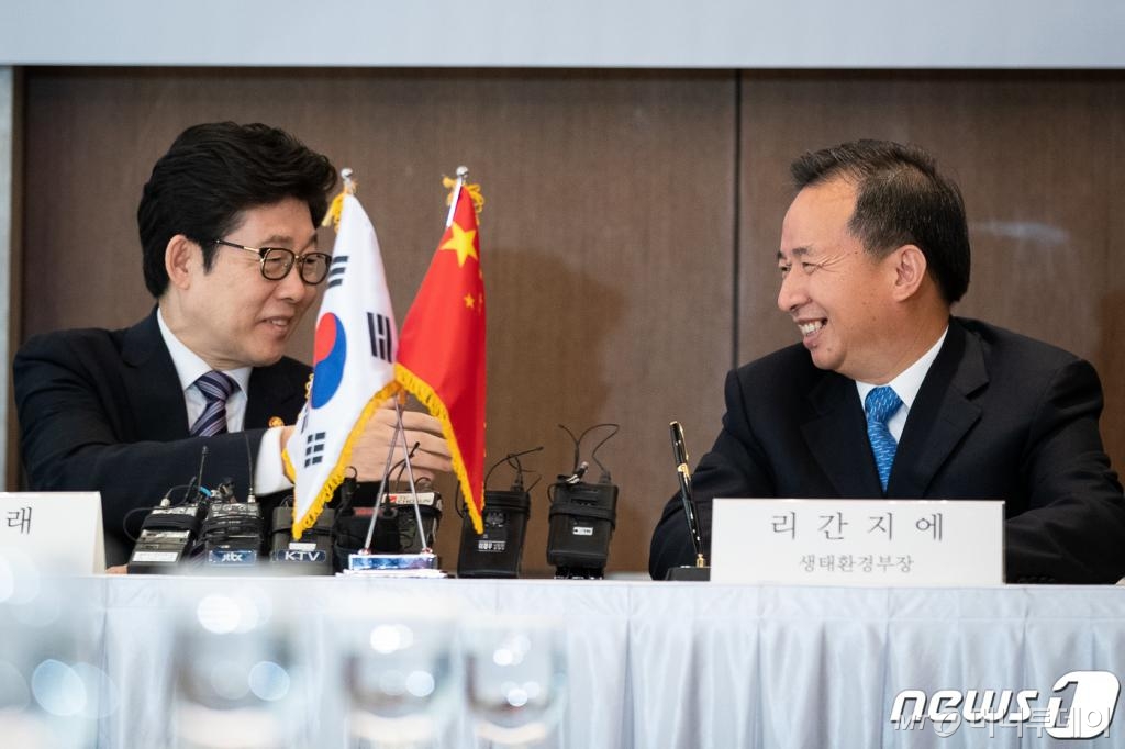 (서울=뉴스1) 유승관 기자 = 조명래 환경부 장관과 리간지에 중국 생태환경부 장관이 4일 서울 중구 롯데호텔에서 열린 한중 환경장관 연례회의에 앞서 청천(靑天, 맑은 하늘)계획 이행방안에 서명한 후 악수하고 있다. 2019.11.4/뉴스1 <저작권자 © 뉴스1코리아, 무단전재 및 재배포 금지>