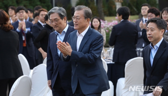 【서울=뉴시스】 박영태 기자 = 문재인 대통령이 25일 청와대 녹지원에서 열린 출입기자단 초청행사에 참석하고 있다. 왼쪽은 노영민 비서실장. 2019.10.25. since1999@newsis.com