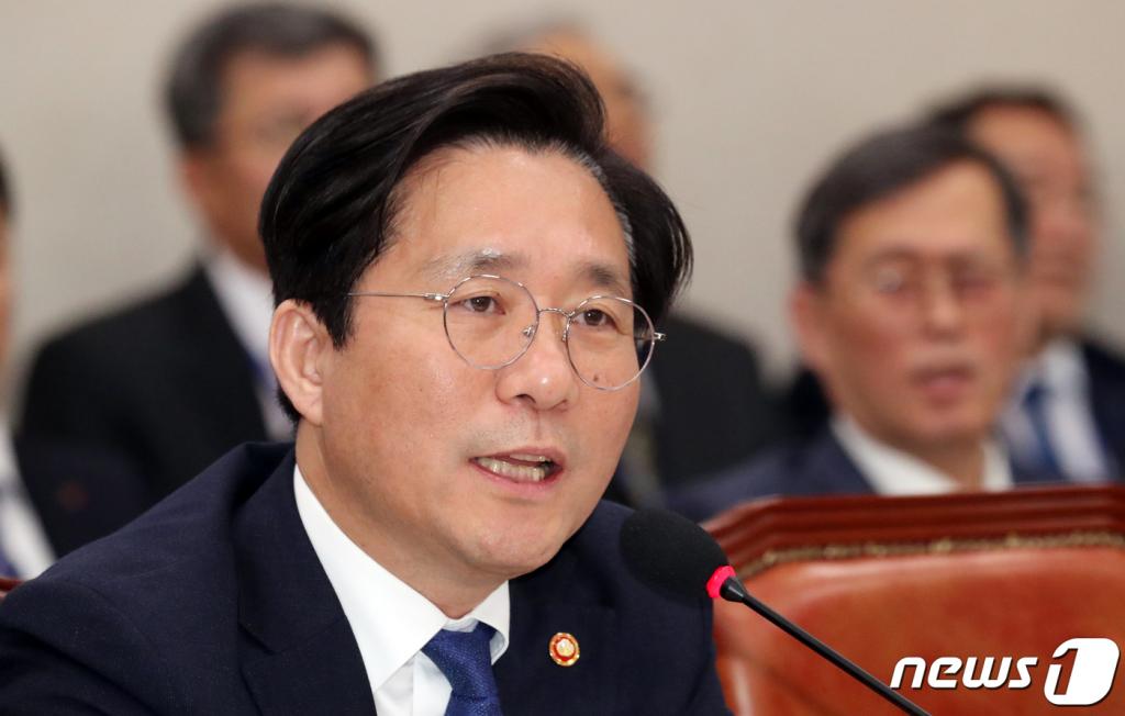 성윤모 산업통상자원부 장관이 4일 서울 여의도 국회에서 열린 산업통상자원중소벤처기업위원회 전체회의에서 의원질의에 답변하고 있다. 2019.11.4/사진=뉴스1
