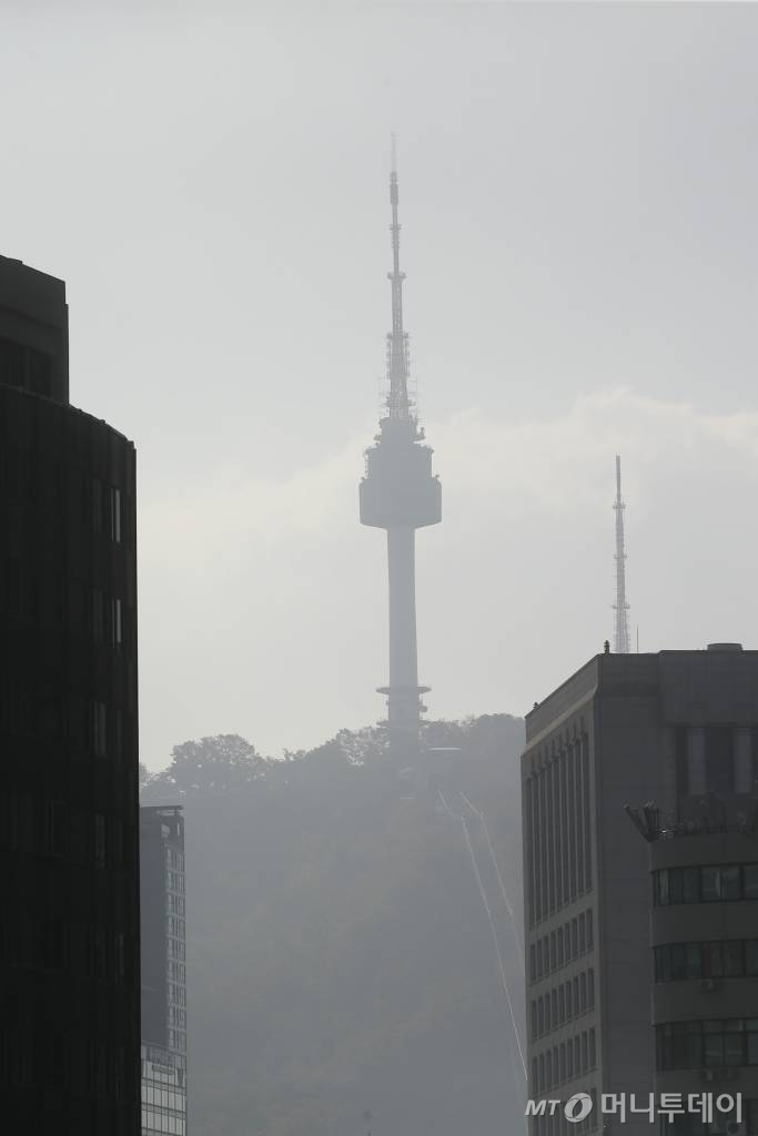중국에서 불어온 황사 영향으로 미세먼지 농도가 나쁨 수준을 보인 지난 1일 오전 서울 남산이 뿌옇게 보이고 있다./사진=강민석 기자