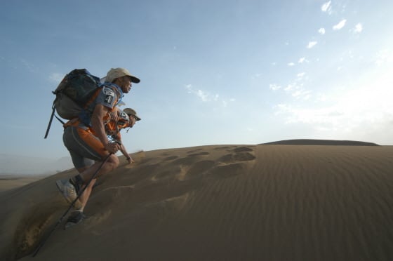 시각장애인 이용술씨와 빅듄(모레 언덕)을 넘는 장면/사진제공=Racing The Planet