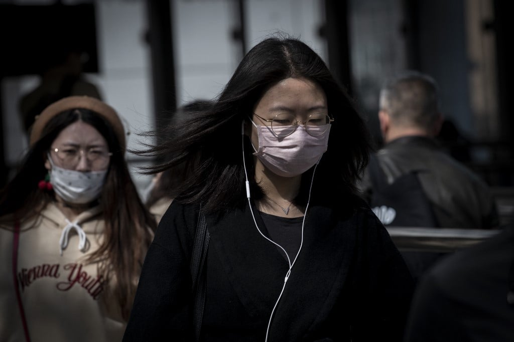 마스크를 쓰고 걷고 있는 중국 시민들. /사진=AFP