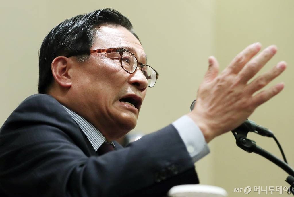 자유한국당 영입 인사로 거론됐다가 공관병 갑질 논란 등으로 보류된 박찬주 전 육군대장이 4일 오전 서울 영등포구 여의도 63스퀘어에서 입장을 밝히고 있다./사진=김창현 기자