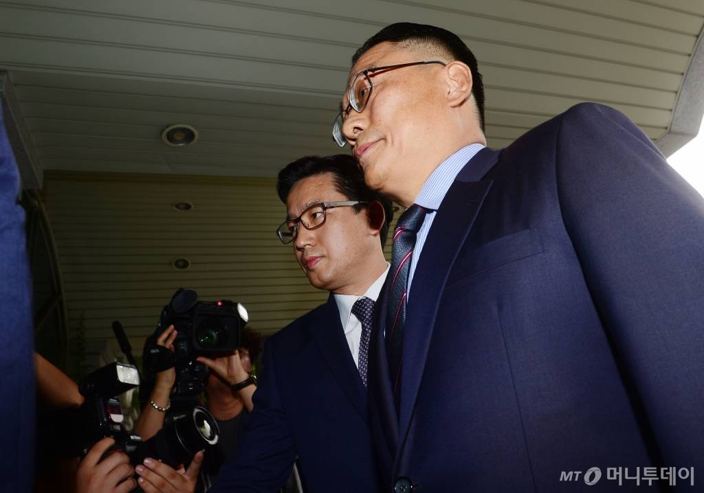 최근 공관병에 대한 '갑질' 논란 중심에 선 박찬주 제2작전사령관이 8일 오전 서울 용산구 국방부 군 검찰단에 참고인 신분으로 출석하고 있다. / 2017-08-08 사진공동취재단 / 사진=사진공동취재단