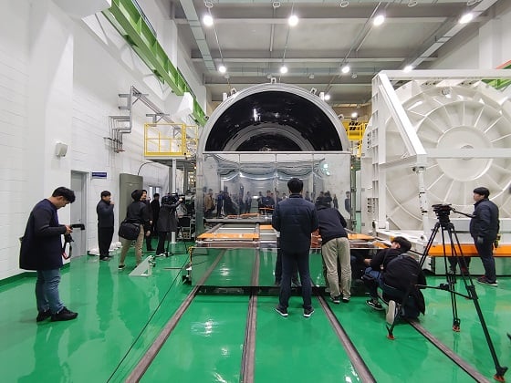 5일 한국건설기술연구원 미래융합관에 설치된 '지반열 진공챔버'에서 인공 월면토가 가득찬 쏘일카트를 챔버 내부로 이동시키는  모습/사진=류준영 기자