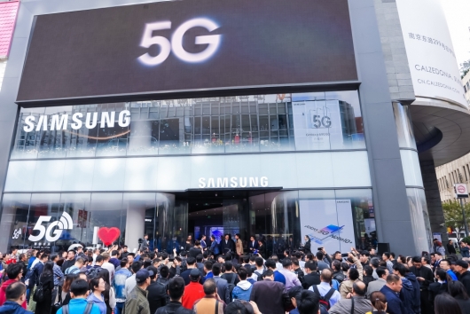 18일 개장한 중국 상하이 남경동로 삼성전자 플래그십 스토어(2019.10.18)/사진=삼성전자