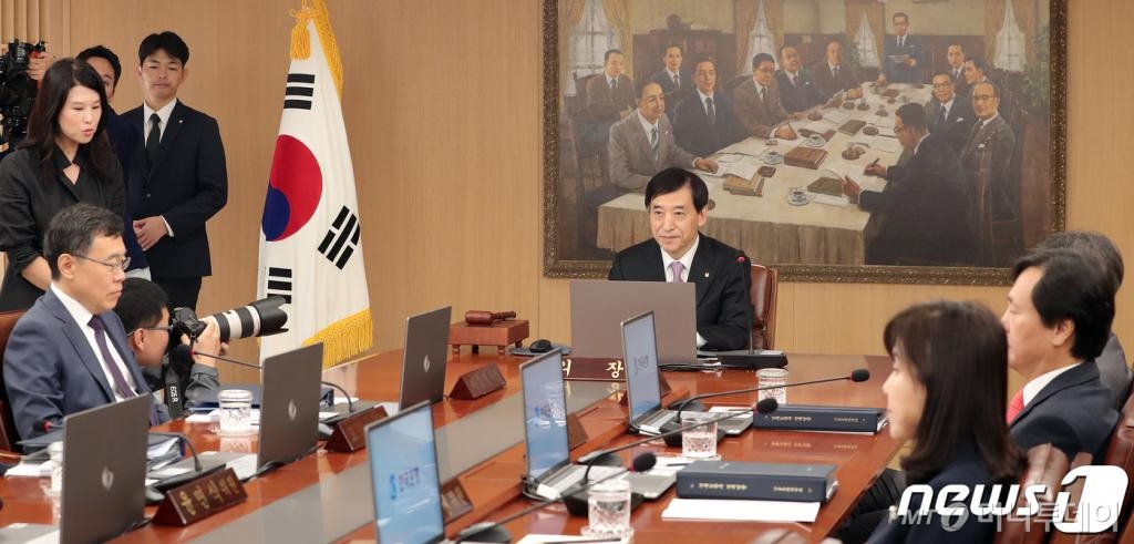 (서울=뉴스1) 허경 기자 = 이주열 한국은행 총재가 16일 오전 서울 중구 한국은행에서 열린 금융통화위원회 통화정책회의를 주재하고 있다. 2019.10.16/뉴스1 <저작권자 © 뉴스1코리아, 무단전재 및 재배포 금지>