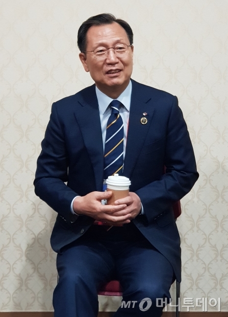 김종갑 한국전력 사장이 6일 '2019 빛가람 국제 전력기술 엑스포(BIXPO, 빅스포)'가 열린 광주 김대중컨벤션센터에서 기자들과 만나고 있다. / 사진제공=산업통상자원부 기자단