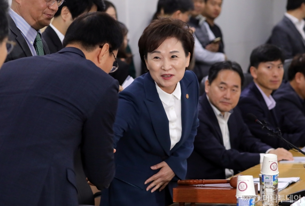 김현미 국토교통부 장관이 6일 정부세종청사 국토부 대회의실에서 열린 제6차 주거정책심의위원회에서 참석자들과 인사를 나누고 있다. /사진제공=뉴스1