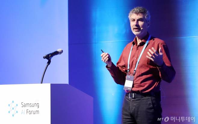 요슈아 벤지오(Yoshua Bengio) 몬트리올대학교 교수가 4일 오전 서울 서초구 삼성전자 서초사옥에서 열린 '2019 삼성 AI 포럼'에서 '딥러닝에 의한 조합적 세계 이해'라는 주제로 발표를 하고 있다김휘선 기자/사진=