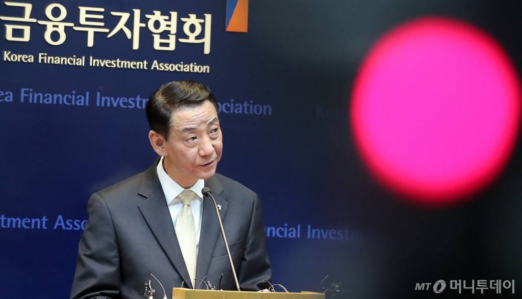 권용원 금융투자협회장이 30일 오후 서울 영등포구 여의도동 금융투자협회 브리핑실에서 입장을 밝히고 있다. / 사진=김창현 기자 chmt@