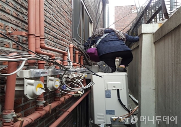 검침이 어려운 곳에 놓인 도시가스 계량기./사진제공=산업통상자원부