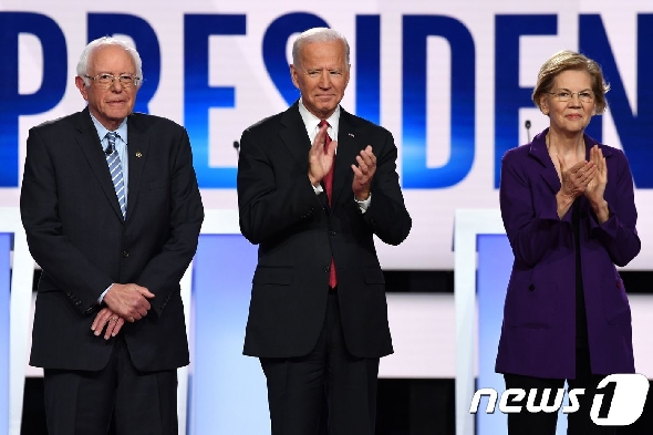 사진 왼쪽부터 버니 샌더스(무소속·버몬트) 상원의원. 조 바이든 전 부통령, 엘리자베스 워런(민주·매사추세츠) 상원의원.© AFP=뉴스1
