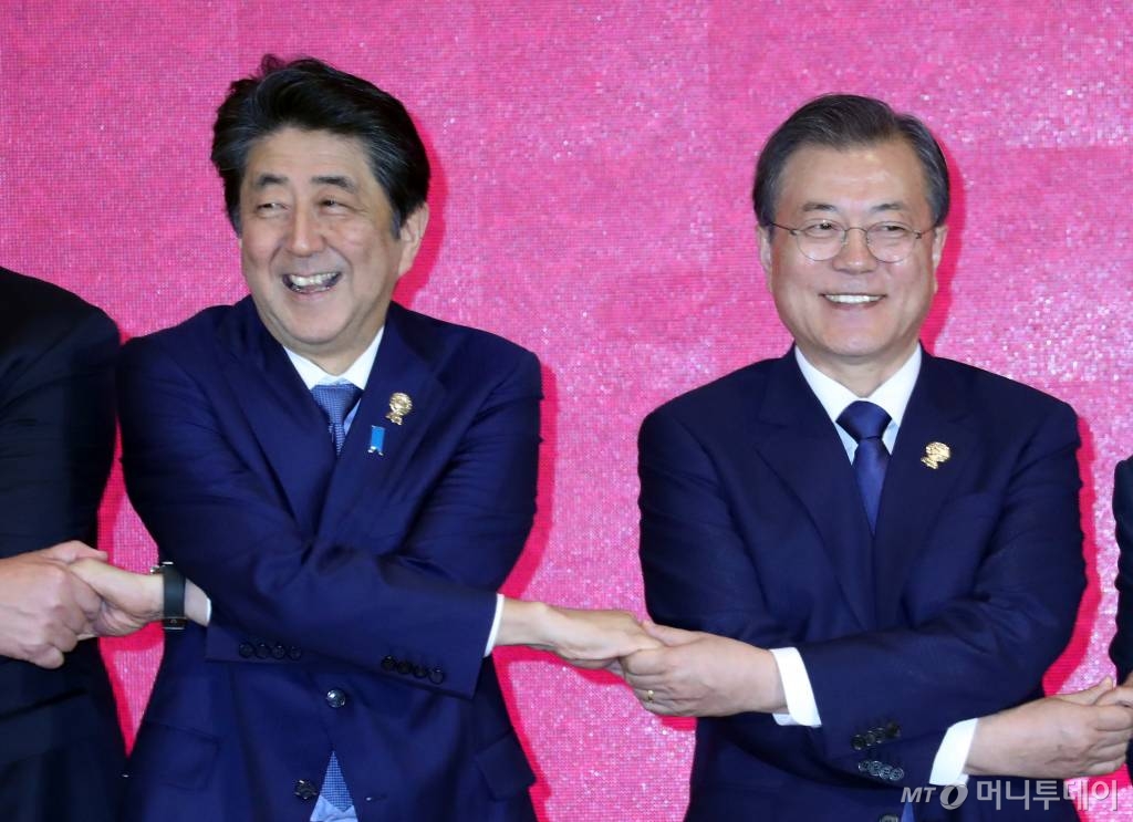 문재인 대통령과 아베 신조 일본 총리가 4일 태국 방콕의 임팩트 포럼에서 열린 역내포괄적경제동반자협정(RCEP) 정상회의에 참석해 기념촬영을 하고 있다. 2019.11.04. /사진=뉴시스