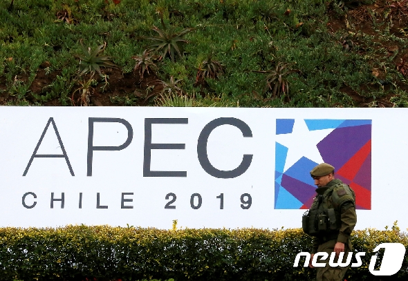 칠레는 11월 아시아태평양경제협력체(APEC) 정상회의를 개최할 예정이었으나 반정부 시위로 인해 개최를 취소했다. © 로이터=뉴스1