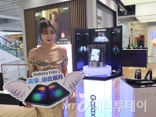 8일 중국 베이징의 3대 상권인 시단((西單)의 쇼핑몰 시단다예청 삼성전자 매장에서 모델이 갤럭시폴드를 홍보하고 있다./사진=김명룡 기자