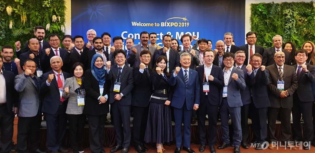6~7일 한국전력이 개최한 글로벌 종합 에너지 박람회, '2019 빛가람 국제 전력기술 엑스포(BIXPO, 빅스포)'에서 국내 중소기업들이 3300만달러(약 383억원) 규모의 수출 계약을 체결했다. 광주 김대중컨벤션센터에서 열린 수출계약식 행사 후 김회천 한전 경영지원부사장(오른쪽에서 7번째) 등 참석자들이 기념사진을 촬영하고 있다. /사진제공=한전