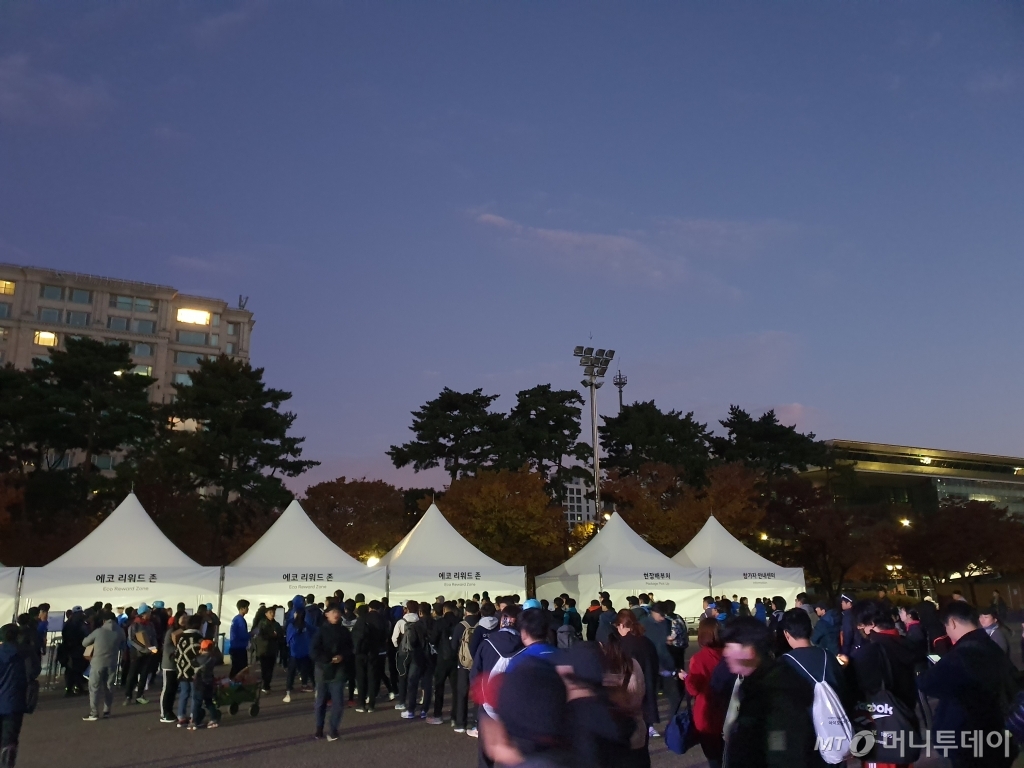 9일 오전 6시40분쯤 서울 여의도공원에서 열린 '롱기스트 런 인 서울'에 참여하기 위해 모인 사람들. /사진=이건희 기자