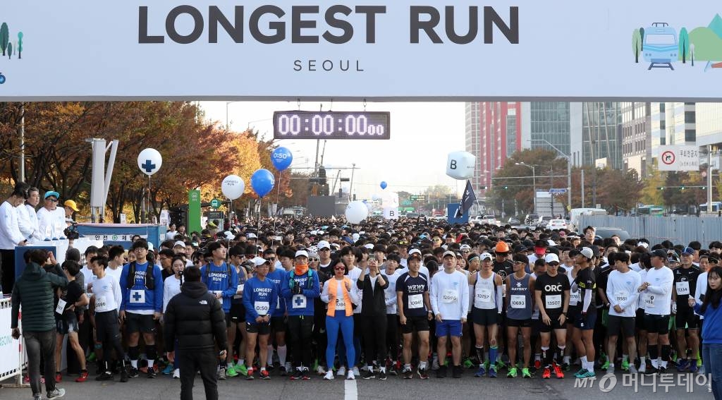9일 오전 서울 영등포구 여의도 도심 일대에서 머니투데이,현대자동차 주최로 열린 '롱기스트 런 인 서울'에서 참가자들이 출발 준비를 하고 있다. /사진=김휘선 기자