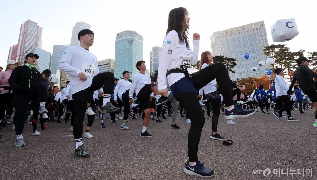 9일 오전 서울 영등포구 여의도 도심 일대에서 머니투데이, 현대자동차 주최로 열린 '롱기스트 런 인 서울'에서 참가자들이 준비운동을 하고 있다. /사진=김휘선 기자