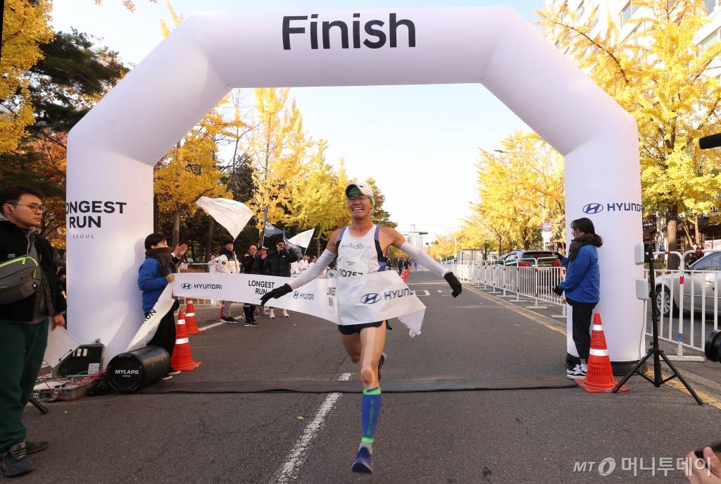 '롱기스트 런 인 서울' 남성 1위 손철씨가 결승선을 통과하는 모습. /사진=김휘선 기자