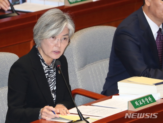 【서울=뉴시스】고승민 기자 = 강경화 외교부 장관이 8일 서울 여의도 국회에서 2020년도 정부 예산안 등을 안건으로 열린 예산결산특별위원회 전체회의에서 기동민 민주당 의원의 지소미아 관련 질의에 답하고 있다. 2019.11.08.  kkssmm99@newsis.com