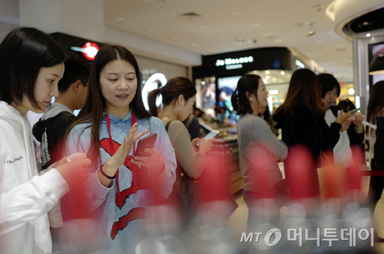 지난 10일 중국 저장성 항저우시 중심부 얀안지역에 위치한 인타임(INTIME·银泰百货) 백화점은 수많은 인파로 붐볐다./사진제공=알리바바