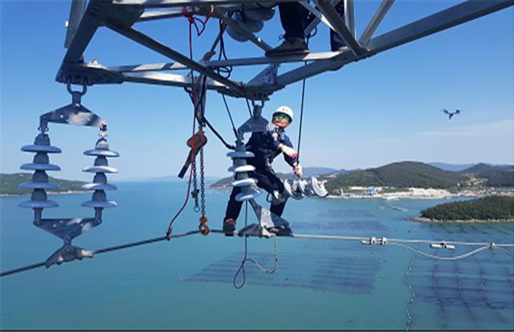 김종갑 한국전력 사장(가운데)이 15일 경기도 안성시 신안성변전소에서 2019 국가안전대진단 추진 현황을 점검하고 있다. 김 사장은 화재·붕괴·고장 등 비상상황에 대한 대응 태세를 점검하고 해빙기 안정적인 전력공급을 위한 전력시설물의 안전 여부를 확인했다.(한국전력 제공)2019.3.15/뉴스1 <저작권자 © 뉴스1코리아, 무단전재 및 재배포 금지>