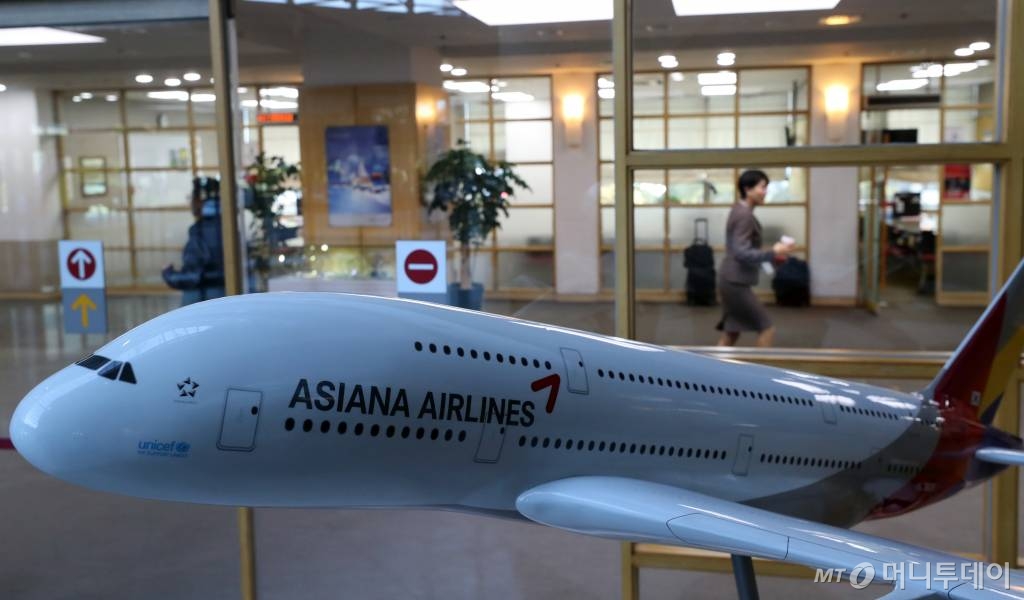 아시아나항공의 새 주인을 찾기 위한 본입찰 마감일인 7일 서울 강서구 오쇠동 아시아나항공 본사 로비에서 직원들이 업무를 보고 있다. / 사진=이기범 기자 leekb@