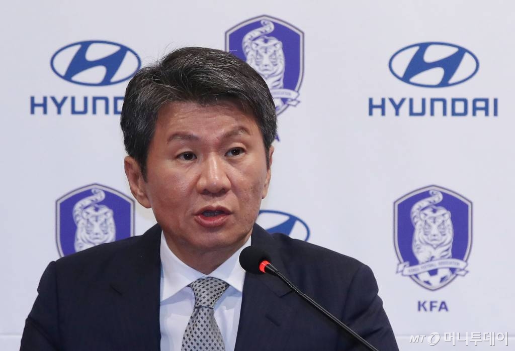 정몽규 한국축구협회장이 지난달 경기 파주 축구국가대표훈련원(NFC) 본관 강당에서 열린 '2019~2023 KFA 및 축구국가대표팀 현대자동차 공식파트너 계약 조인식'에서 소감을 전하고 있다 /사진=뉴시스