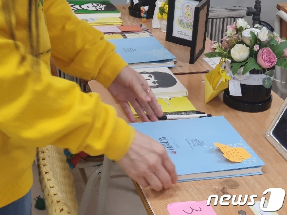 임경빈군 어머니 전인숙씨가 12일 오후 안산시 단원고 4.16기억교실에서 뉴스1과 인터뷰를 하고 있다 © 뉴스1