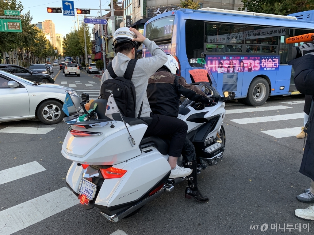 14일 수능 시험이 진행되는 용산고에서 고사장을 착각한 수험생이 자원봉사자에 의해 긴급 호송되고 있다. / 사진=임찬영 기자