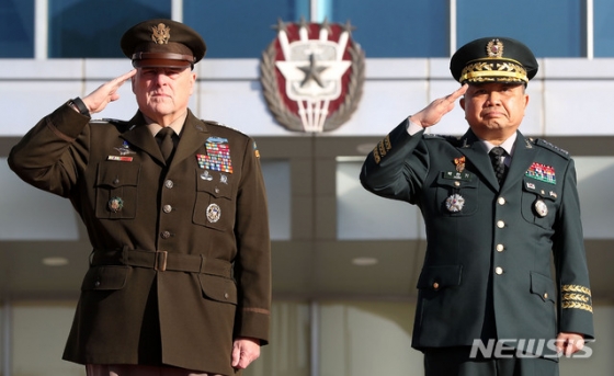 【서울=뉴시스】홍효식 기자 = 박한기 합참의장과 마크 밀리 미국 합참의장이 14일 오전 서울 용산구 합동참모본부 연병장에서 열린 환영 의장행사에 참석해 열병을 하고 있다. 2019.11.14.   yesphoto@newsis.com