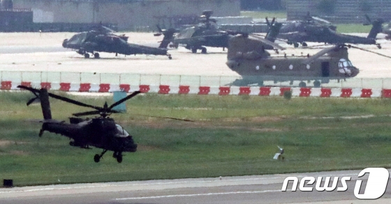 (평택=뉴스1) 조태형 기자 = 한미 군 당국이 사실상 하반기 연합연습에 돌입한 5일 오후 경기도 평택시 캠프 험프리스에서 미군 헬기가 이륙하고 있다.  한미 군 당국은 이날부터 본 훈련에 앞선 사전 준비격인 위기관리참모훈련(CMST·Crisis Management Staff Training)을 시작으로, 오는 20일까지 지휘소 내에서 실시하는 연합전구급 지휘소훈련(CPX)을 실시할 계획인 것으로 전해졌다. 2019.8.5/뉴스1   <저작권자 © 뉴스1코리아, 무단전재 및 재배포 금지>